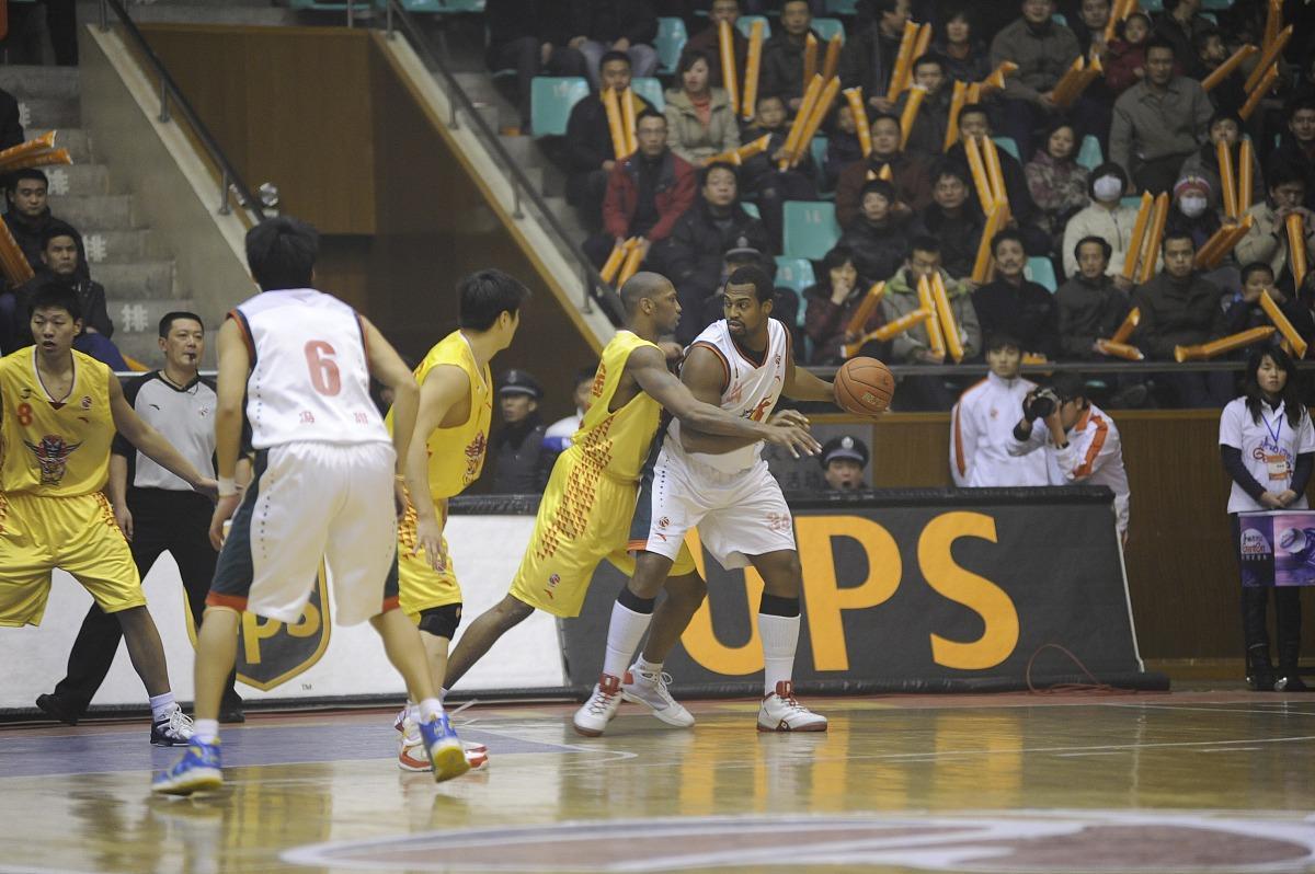 爱德华兹杀疯了！41分+5抢断打崩灰熊：第三节3记三分直接改写剧本